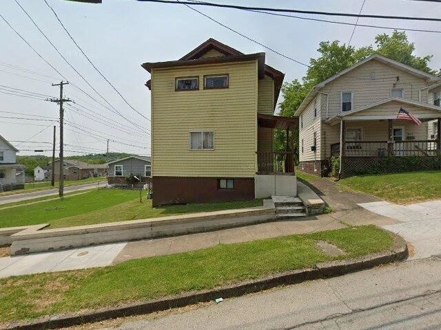 House image located at Uhrichsville, OH 44683