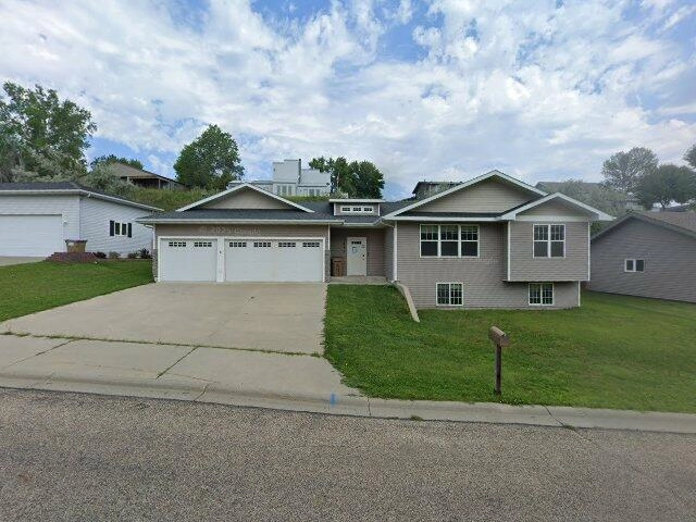 House image located at Minot, ND 58703