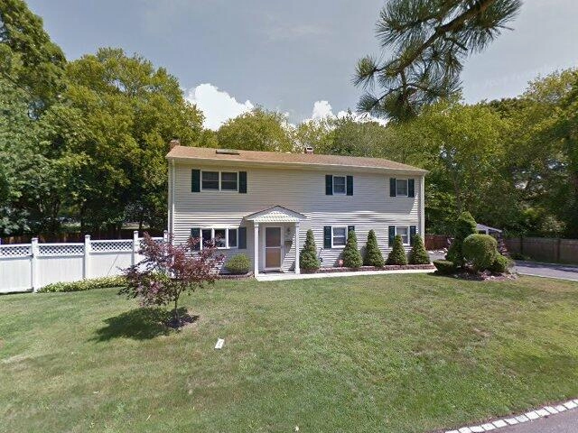 House image located at West Islip, NY 11795