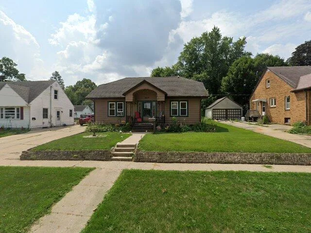 House image located at Freeport, IL 61032