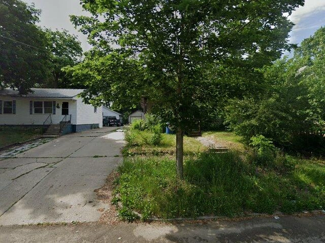 House image located at Dixon, IL 61021