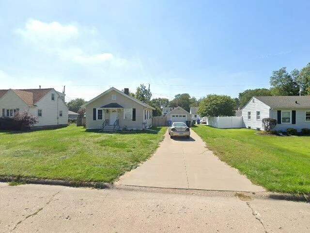 House image located at Moline, IL 61265