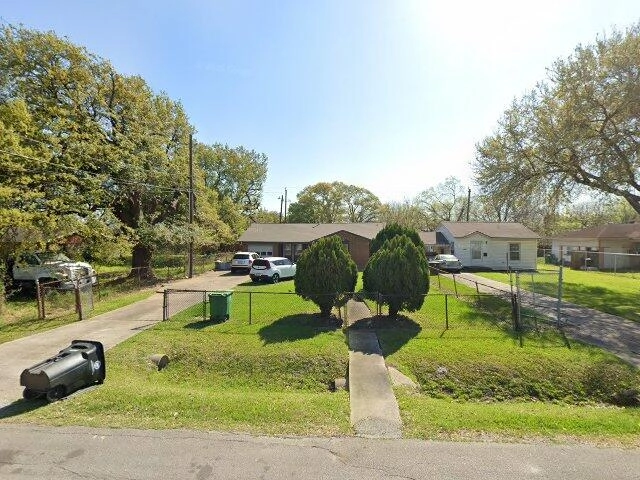 House image located at South Roxana, IL 62087