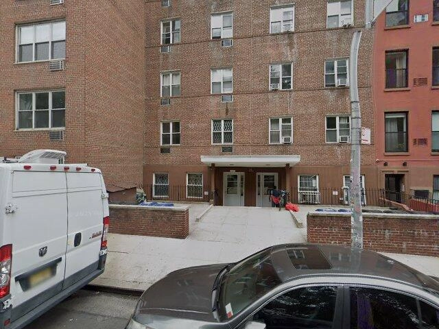 House image located at Davenport, IA 52803