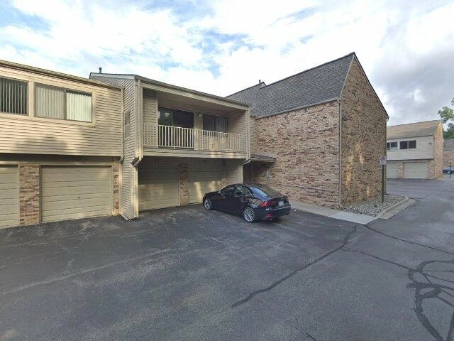 House image located at West Bloomfield, MI 48323